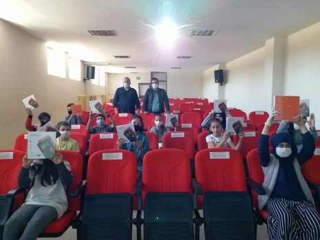 Akın’dan Eğitime Tablet Desteği