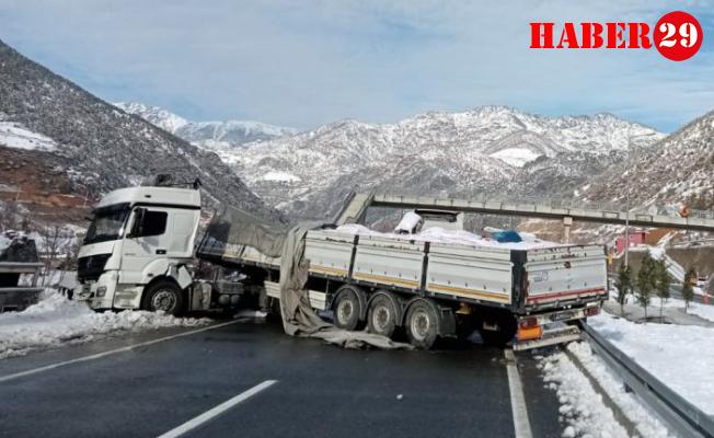 Un Yüklü Tır Makasladı: 1 Yaralı