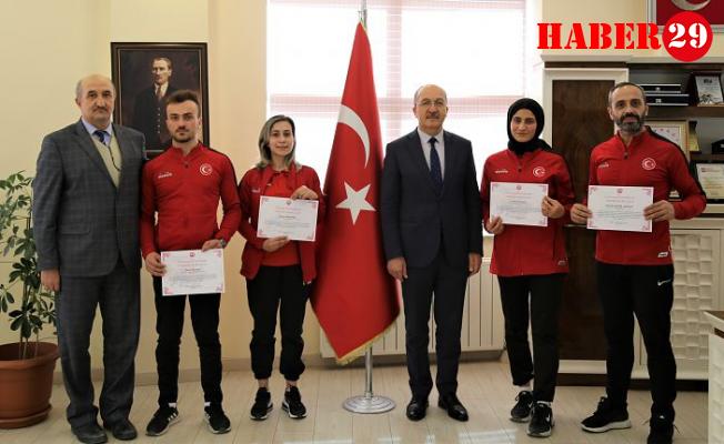 Şampiyon Bilekçiler Rektör Zeybek’i Ziyaret Etti
