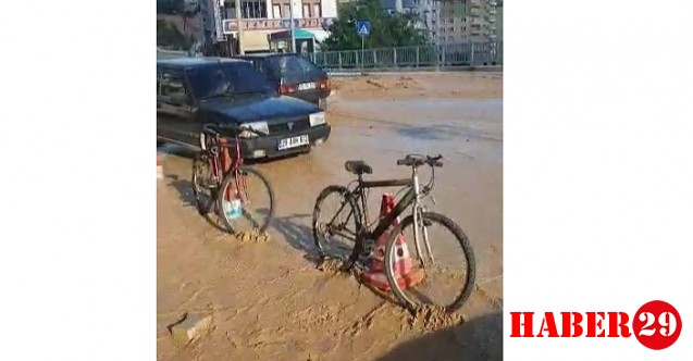 Gümüşhane’de Su Borusu Patladı, Karayolu Sular Altında Kaldı