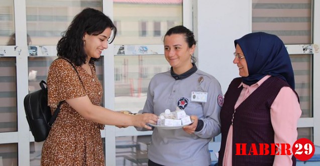 Öğrenciler Pestil ve Kömeyle Karşılandı