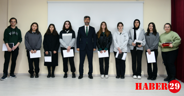 Gümüşhane'de Öğrenci Beyza Bostan, Şiir Dalında Türkiye Birincisi Oldu