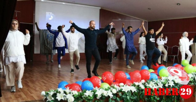 Gümüşhane Üniversitesi Uluslararası Öğrencilerinden Kızılay Engelsiz Birimine Zeybek Dansı