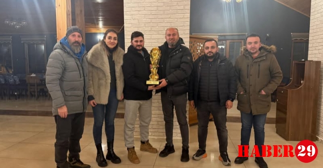 Şampiyonluk Kupası Başkan Erhan Yıldız'a götürüldü.