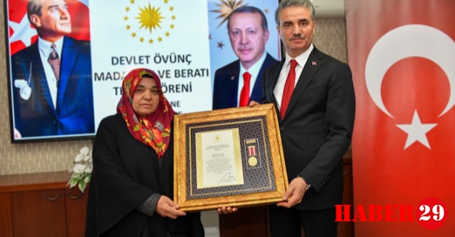 Gümüşhane’de şehit annesine Devlet Övünç Madalyası ve Beratı takdim edildi