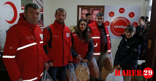 Türk Kızılay kapı kapı pide ve ekmek dağıtıyor