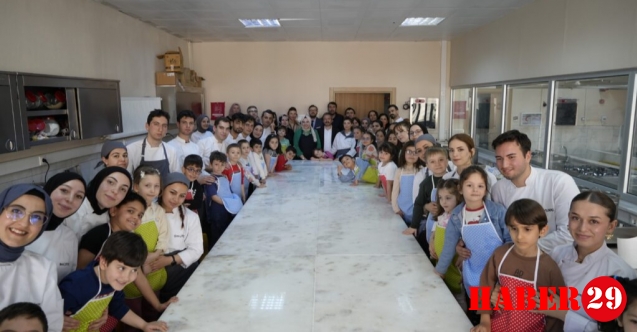 Gümüşhane'de anaokulu öğrencileri 23 Nisan'da aşçı oldu