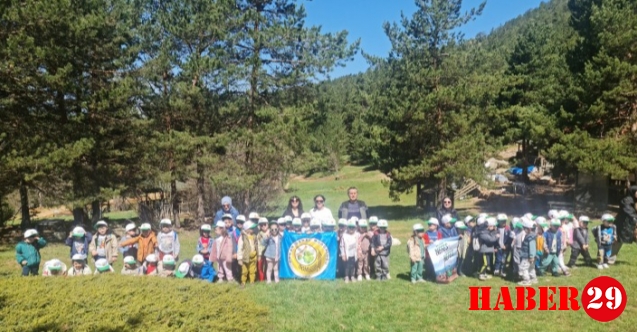 Gümüşhane’de minikler doğayı tanıdı, enerjilerini yürüyüşle attı