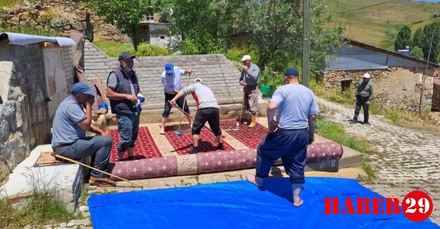 Bu köyde camii halıları erkekler tarafından imeceyle yıkanıyor