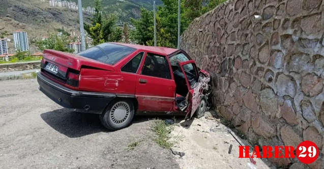 Gümüşhane'de otomobil duvara çarptı: 2 yaralı