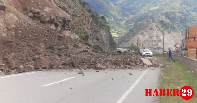 Gümüşhane’de heyelan yolu ulaşıma kapattı