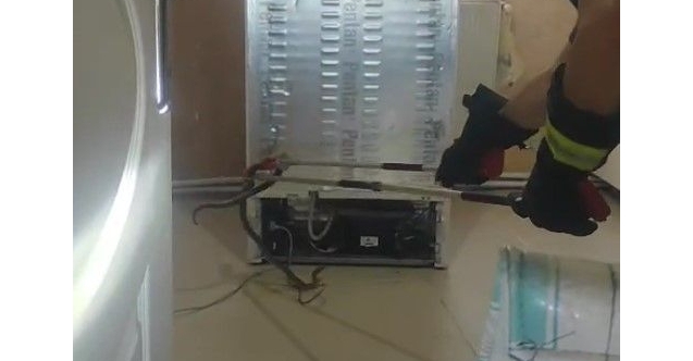 Buzdolabı motoruna giren yılanı itfaiye çıkardı