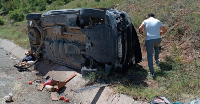 Hafif ticari araç menfeze çarpıp takla attı: 3 yaralı