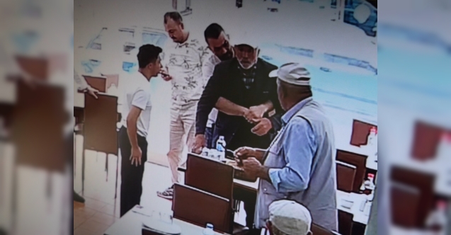 Gümüşhane’de boğazına yemek kaçan yaşlı adamı Heimlich manevrasıyla kurtardı