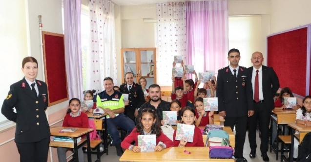Yeni Eğitim Öğretim Yılının İlk Gününde Jandarmadan Anlamlı Ziyaret