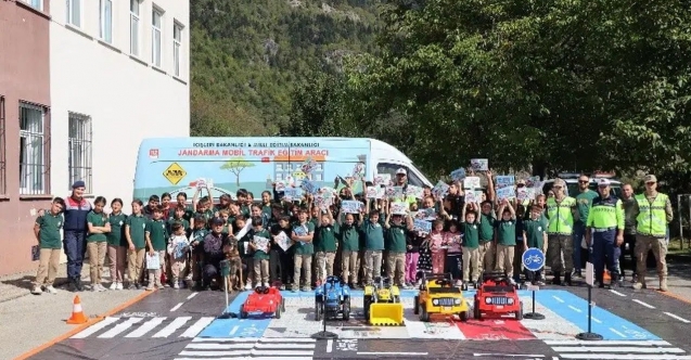 Kürtün’de öğrenciler uygulamalı trafik eğitimiyle bilinçlendi
