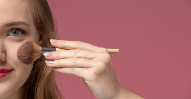 Cildinizi Canlandıran Doğal Görünümlü ve Işıltılı Allık Önerileri