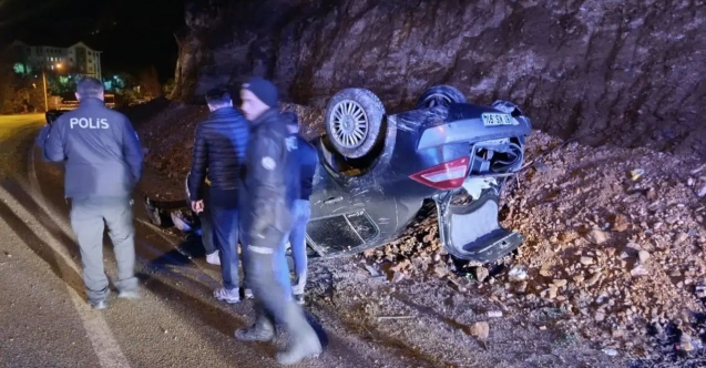 Gümüşhane'de yoldaki kaya parçaları kazaya neden oldu: 2 yaralı