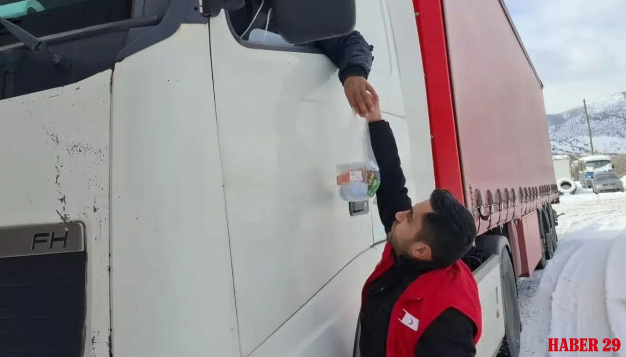 Dağlar geçit vermeyince Kızılay sürücülerin imdadına hızır gibi yetişti