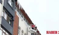 Gümüşhane'de çatılardaki ‘Buz kılıçları’ tek tek indiriliyor