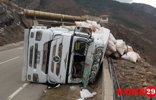 Gümüşhane'de Saman Yüklü Tır Devrildi: 2 Yaralı