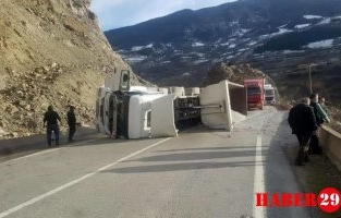 Gümüşhane'de Tır Devrildi: 1 Yaralı