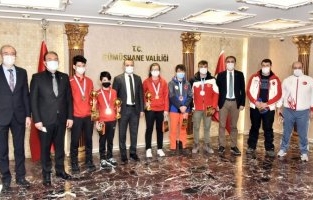 Vali Taşbilek Şampiyon Sporcuları Ödüllendirdi