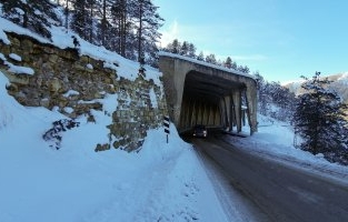 Yıkılmak Üzere Olan Tünelin Altından Yüzbinlerce Araç Geçiyor