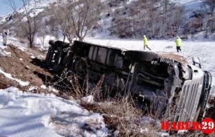 Buğday Yüklü Kamyon Devrildi: 1 Yaralı