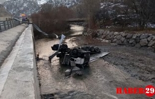 Gümüşhane’de Tır Harşit Çayına Devrildi: 1 Yaralı