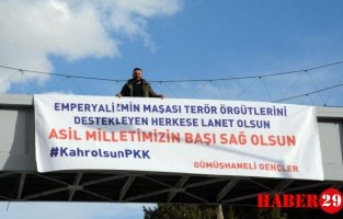 Şehitler İçin Pankart Astı