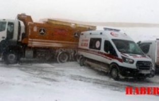 Karlı yolda kayan araçlar ambulansa çarptı