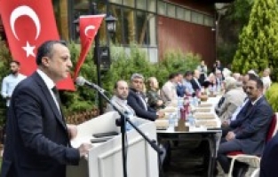 Şehit aileleri ve gaziler onuruna yemek