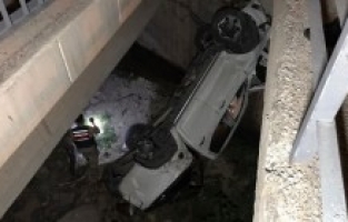 Kamyonet dereye uçtu: 3 yaralı