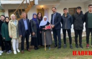 Asırlık çınar Ayşe nineye ziyaret