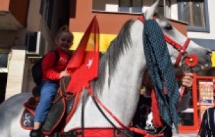 Cumhuriyetin Temel Taşı Kadınlardan 100. Yıla Yakışır Yürüyüş!