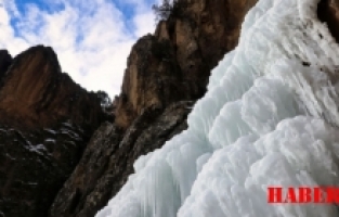 Gümüşhane'de Saklı Kalmış Bir Cennet: Durmuşlu Şelalesi Buz Tuttu!