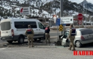 Gümüşhane’de otomobille servis minibüsü çarpıştı: 4 yaralı