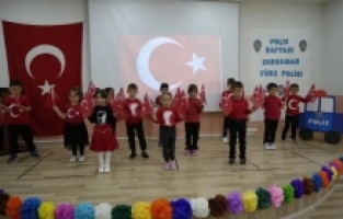 Anaokulu öğrencilerinden Polis Bayramı kutlaması