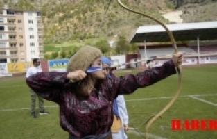 Geleneksel Türk Okçuluğu sporcuları, geleneksel kıyafetleriyle Gümüşhane'de yarıştı