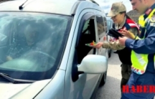 Gümüşhane’de Sürücüler Şeker İkram Edilerek Uyarıldı