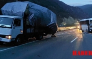 Torul'da Korkutan Kaza: Tur Minibüsü ile Saman Yüklü Kamyonet Çarpıştı