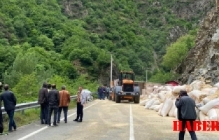 Kürtün'de Saman Yüklü Tır Devrildi: Gümüşhane-Giresun Karayolu Ulaşıma Kapandı