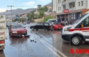 Yağmur Sonrası Kayganlaşan Yolda Arabalar Birbirine Girdi