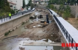Gümüşhane Merkezinde Devam Eden Harşit Çayı Islah Projesi İnşaatında Kaza; Beton Mikseri Suya Devrildi