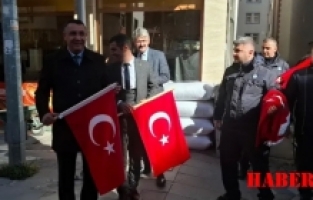 Gümüşhane Belediyesi’nden Vatandaş ve Esnafa Türk Bayrağı Dağıtımı