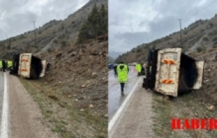 Gümüşhane'de Kamyon Devrildi, İki Kişi Yaralandı