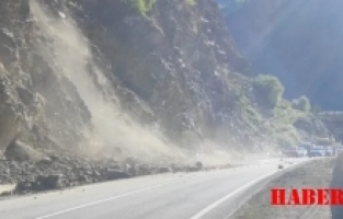 Karayolunda Kaya Tehlikesi Bitmedi, Devreye Profesyonel Dağcılar Girdi