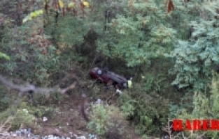 Uçuruma Düşen Otomobilden Sağ Çıktılar, 200 Metrelik Uçurumda Kurtarılmayı Beklediler