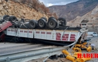 Gümüşhane’de boru yüklü tır duvara çarptı: 1 ağır yaralı